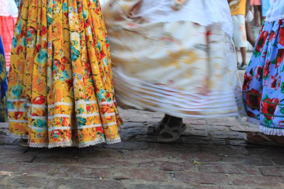 Vestidos em movimento, durante festa de rua em Cachoeira, no Recôncavo Baiano - BA